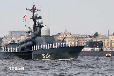 Tàu chiến của Hải quân Nga tham gia diễu binh dọc sông Neva ở Saint Petersburg ngày 30/7. (Nguồn: AFP/TTXVN)