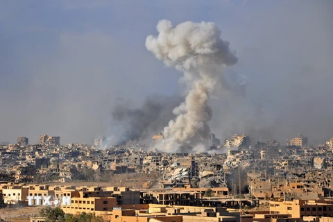 Khói bốc lên sau đợt oanh kích của lực lượng Chính phủ Syria. (Nguồn: AFP/TTXVN)