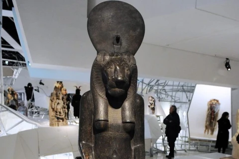  Bức tượng nữ thần Sekhmet được trưng bày trong triển lãm Les maitres du desordre. (Nguồn: AFP)