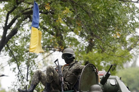 Xe tăng và lính Ukraine trong cuộc xung đột hồi năm 2014. (Nguồn: AFP/TTXVN)