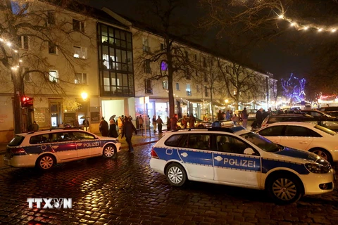 Cảnh sát Đức phong tỏa hiện trường tại Potsdam sau khi phát hiện gói bưu kiện khả nghi. (Nguồn: AFP/TTXVN)