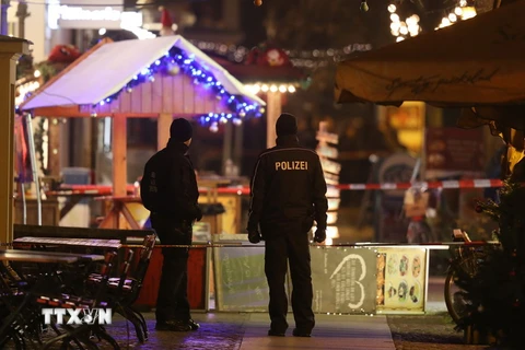Cảnh sát Đức phong tỏa một khu chợ Giáng sinh. (Nguồn: Getty Image/TTXVN)