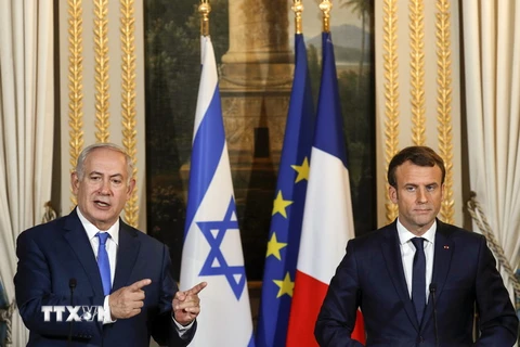 Tổng thống Pháp Emmanuel Macron (phải) và Thủ tướng Israel Benjamin Netanyahu. (Nguồn: AFP/TTXVN)