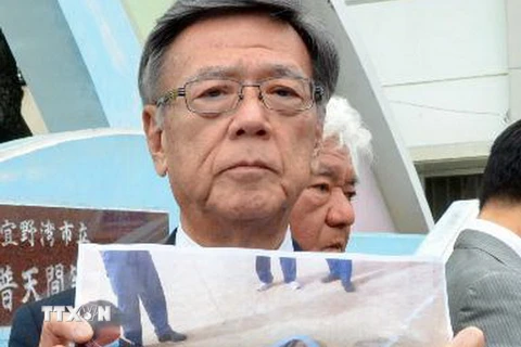 Thị trưởng Okinawa Takeshi Onaga trả lời báo giới sau vụ việc máy bay trực thăng của quân đội Mỹ. (Nguồn: Kyodo/TTXVN)