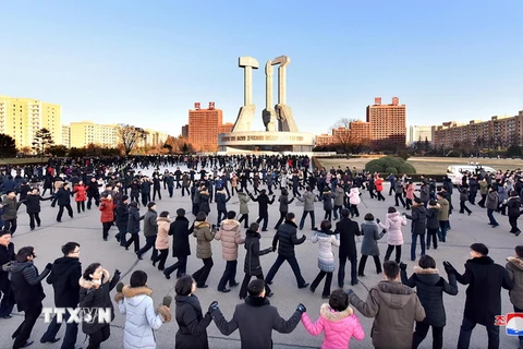 Người dân Triều Tiên mừng sự kiện phóng thử thành công tên lửa mới tại Bình Nhưỡng ngày 30/11. (Nguồn: YONHAP/TTXVN)