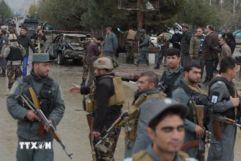 Lực lượng an ninh Afghanistan làm nhiệm vụ tại hiện trường vụ đánh bom ở Kabul ngày 16/11. (Nguồn: AFP/TTXVN)