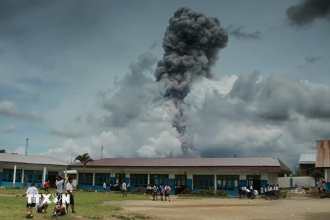 Núi lửa Sinabung phun trào tại Karo, tỉnh Bắc Sumatra, miền Tây Indonesia ngày 5/4. (Nguồn: THX/TTXVN) 