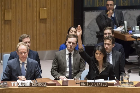 Đại sứ Mỹ tại Liên hợp quốc Nikki Haley (phải, trước). (Nguồn: THX/TTXVN)
