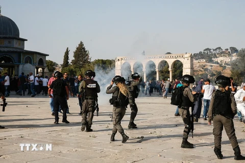 Xung đột giữa những tín đồ Hồi giáo Palestine và lực lượng an ninh Israel tại quần thể đền Haram al-Sharif ở Jerusalem ngày 27/7. (Nguồn: AFP/TTXVN)
