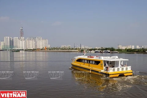 Người Sài Gòn thích thú với trải nghiệm đi 'tàu buýt đường sông'