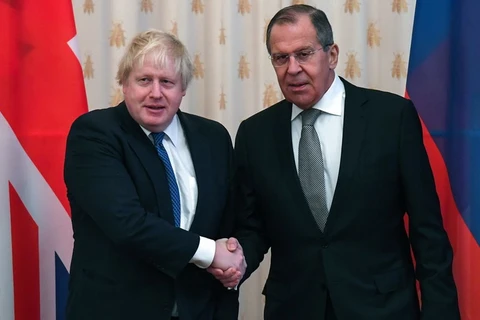 Ngoại trưởng Nga Sergey Lavrov (phải) và người đồng cấp Anh Boris Johnson. (Nguồn: AFP/Getty Images)