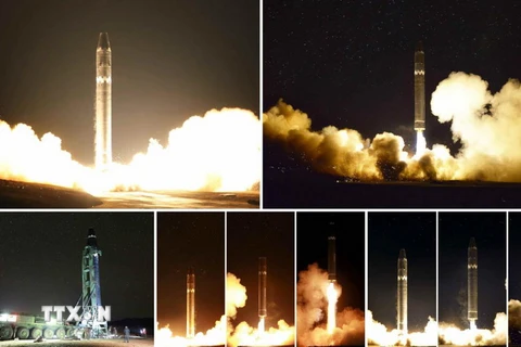 Tên lửa đạn đạo liên lục địa Hwasong-15 rời bệ phóng. (Nguồn: YONHAP/TTXVN)