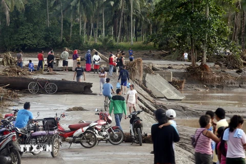Người dân sơ tán khỏi các khu vực ngập lụt sau khi bão Tembin quét qua tỉnh Lanao del Norte ngày 23/12. (Nguồn: THX/TTXVN)