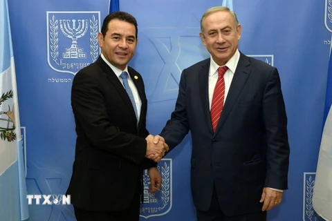 Thủ tướng Israel Benjamin Netanyahu (phải) và Tổng thống Guatemala Jimmy Morales trong cuộc gặp tại Jerusalem ngày 29/11. (Nguồn: Times of Israel/TTXVN)