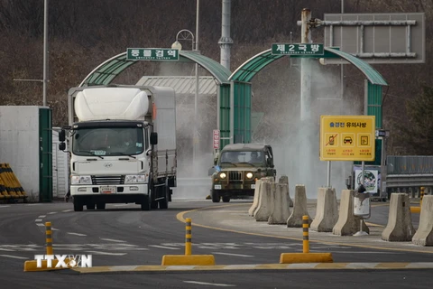 Ôtô di chuyển tại khu công nghiệp chung Kaesong ngày 11/2/2016. (Nguồn: AFP/TTXVN)