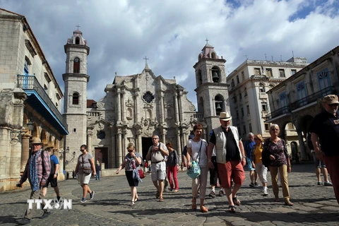 Khách du lịch thăm quan khu Plaza de la Cathedral tại thủ đô La Habana, Cuba ngày 22/3. (Nguồn: EPA/TTXVN)