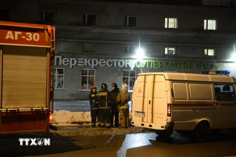 Nhân viên cứu hỏa làm nhiệm vụ tại hiện trường vụ nổ ở St. Petersburg, Nga ngày 27/12. (Nguồn: AFP/TTXVN)