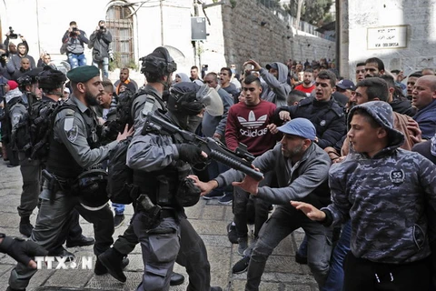 Xung đột giữa binh sỹ Israel và người biểu tình Palestine tại thành cổ Jerusalem ngày 15/12. (Nguồn: AFP/TTXVN)