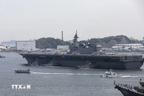 Tàu sân bay Izumo rời khỏi căn cứ Yokosuka ở tỉnh Kanagawa ngày 1/5. (Nguồn: AFP/TTXVN)