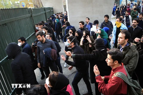 Sinh viên Iran biểu tình phản đối các vấn đề về kinh tế tại Tehran ngày 30/12/2017. (Nguồn: AFP/TTXVN)