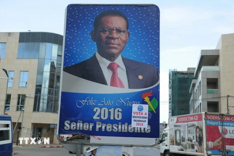 Chân dung Tổng thống Teodoro Obiang Nguema trên một đường phố ở Malabo, Guinea Xích đạo. (Nguồn: AFP/TTXVN)