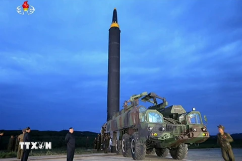 Nhà lãnh đạo Triều Tiên Kim Jong-un (giữa) theo dõi công tác chuẩn bị cho vụ phóng thử tên lửa đạn đạo tầm trung Hwasong-12 tại sân bay Sunan ở Bình Nhưỡng ngày 29/8/2017. (Nguồn: YONHAP/TTXVN)