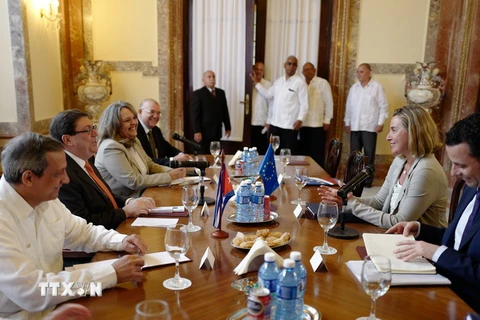 Ngoại trưởng Cuba Bruno Rodríguez (thứ 2, trái) và Đại diện cấp cao phụ trách Đối ngoại và Chính sách An ninh của Liên minh châu Âu (EU) Federica Mogherini (thứ 2, phải) tại buổi hội đàm. (Nguồn: AFP/TTXVN)