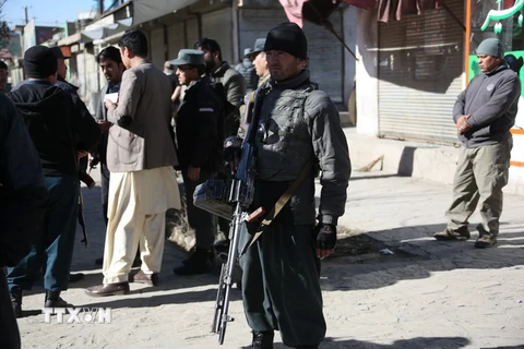 Lực lượng an ninh Afghanistan gác tại hiện trường một vụ tấn công ở Kabul. (Nguồn: THX/TTXVN)