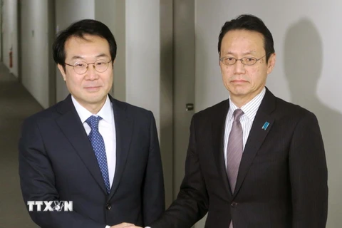 Đặc phái viên hạt nhân Hàn Quốc Lee Do-hoon (trái) và người đồng nhiệm Nhật Bản Kenji Kanasugi. (Nguồn: YONHAP/TTXVN)