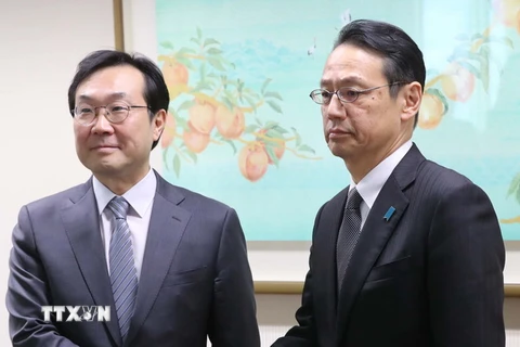 Đại diện đặc biệt Hàn Quốc về các vấn đề hòa bình và an ninh trên Bán đảo Triều Tiên Lee Do-hoon (trái) và người đồng cấp Nhật Bản Kenji Kanasugi (phải). (Nguồn: Yonhap/TTXVN)