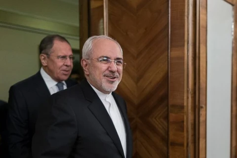 Ngoại trưởng Iran Mohammad Javad Zarif (phía trước) và người đồng cấp ​Nga, ông Sergei Lavrov. (Nguồn: AP)