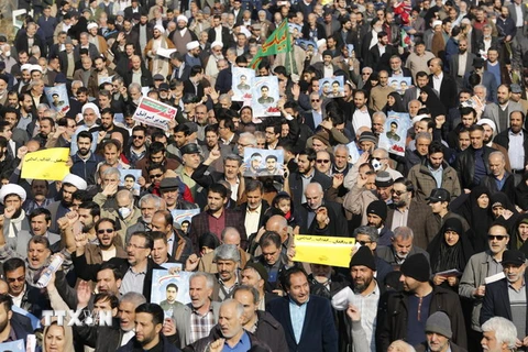 Người dân tuần hành ủng hộ Chính phủ tại Tehran, Iran ngày 5/1. (Nguồn: AFP/TTXVN)