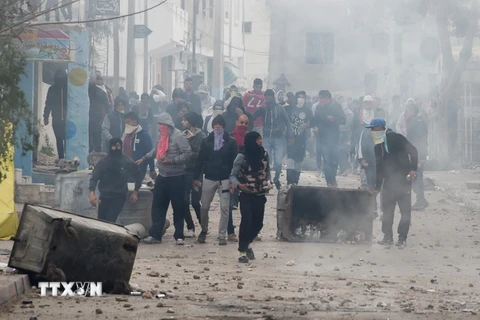 Xung đột giữa cảnh sát và người biểu tình tại Tebourba, Tunisia ngày 9/1. (Nguồn: AFP/TTXVN)