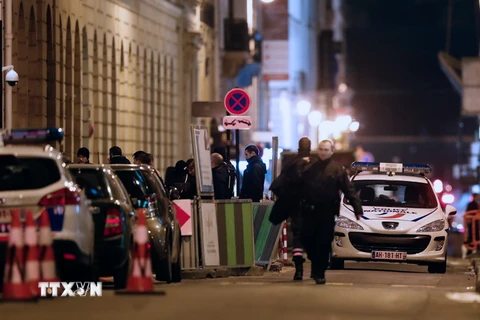 Cảnh sát Pháp điều tra bên ngoài khách sạn Ritz ở Paris sau khi xảy ra vụ cướp ngày 10/1. (Nguồn: THX/TTXVN)