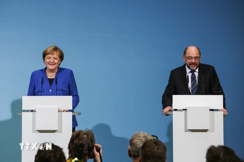 Thủ tướng Đức đồng thời là lãnh đạo Dân chủ/Xã hội Cơ đốc giáo (CDU/CSU) Angela Merkel và Lãnh đạo SPD Martin Schulz trong cuộc họp báo tại Berlin ngày 12/1. (Nguồn: THX/TTXVN)