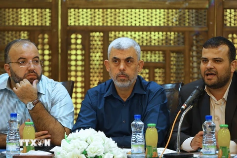 Lãnh đạo phong trào Hồi giáo Hamas, ông Yahya Sinwar, trong cuộc họp tại Gaza ngày 28/9/2017. (Nguồn: AFP/TTXVN)