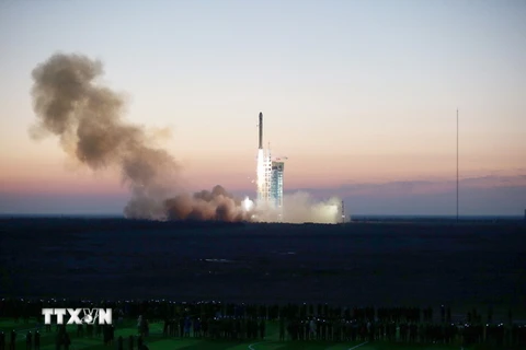 Tên lửa Trường Chinh 2D mang theo vệ tinh DAMPE được phóng từ Tửu Tuyền, Cam Túc, Trung Quốc ngày 17/12/2015. (Nguồn: THX/TTXVN)