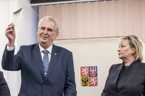 Tổng thống Séc Milos Zeman và vợ đi bỏ phiếu. (Nguồn: EPA)