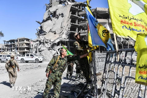 Lực lượng dân chủ Syria (SDF) do Mỹ hậu thuẫn sau khi giải phóng hoàn toàn thành phố Raqqa từ IS ngày 17/10/2017. (Nguồn: AFP/TTXVN)