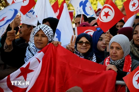 Người dân tuần hành ở Tunis ngày 14/1, đánh dấu 7 năm diễn ra các cuộc biểu tình lật đổ nhà lãnh đạo Ben Ali tại Tunisia ngày 14/1. (Nguồn: THX/TTXVN)