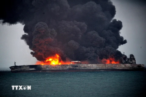 Tàu chở dầu Sanchi của Iran bốc cháy sau vụ va chạm. (Nguồn: THX/TTXVN)
