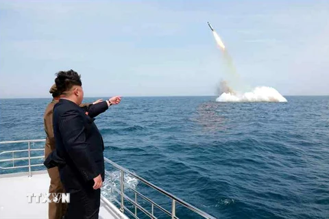 Nhà lãnh đạo Triều Tiên Kim Jong-un thị sát một vụ phóng thử tên lửa từ tàu ngầm ở gần Sinpo thuộc vùng biển phía Đông Bắc Triều Tiên ngày 9/5/2015. (Nguồn: EPA/TTXVN)