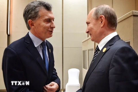 Tổng thống Nga Vladimir Putin (phải) và người đồng cấp Argentina Mauricio Macri. (Nguồn: Twitter)