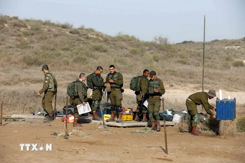Quân đội Israel triển khai tại khu vực biên giới với Dải Gaza ngày 13/11/2017. (AFP/TTXVN)