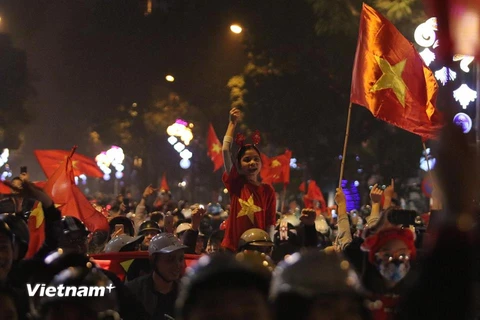Người dân đổ xuống đường mừng chiến thắng lịch sử của U23 Việt Nam