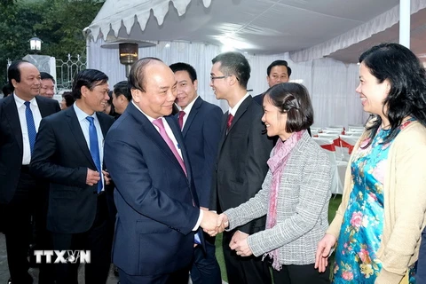 Thủ tướng Nguyễn Xuân Phúc thăm và nói chuyện với cán bộ, nhân viên Đại sứ quán Việt tại Ấn Độ. (Ảnh: Thống Nhất/TTXVN)