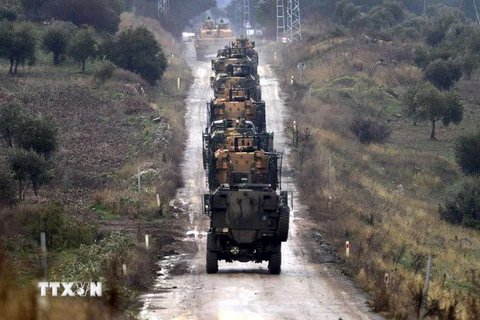 Đoàn xe quân sự Thổ Nhĩ Kỳ tập kết tại Hassa, tiến về biên giới Syria ngày 23/1. (Nguồn: AFP/TTXVN)