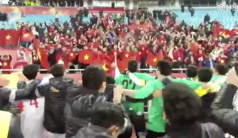 Khoảnh khắc các cầu thủ U23 Việt Nam và CĐV ăn mừng sau chiến thắng