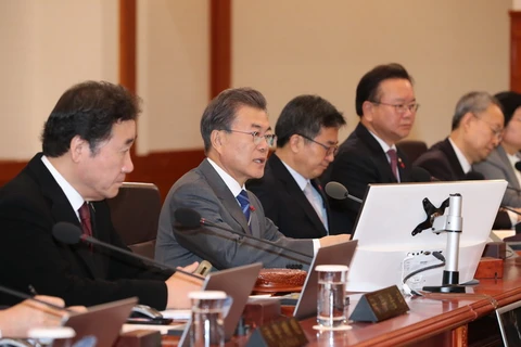 Tổng thống Hàn Quốc Moon Jae-in (thứ 2, trái) trong một cuộc họp tại Seoul ngày 16/1. (Nguồn: Yonhap/TTXVN) 