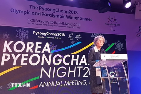 Ngoại trưởng Hàn Quốc Kang Kyung-wha phát biểu tại sự kiện Đêm PyeongChang Hàn Quốc ở Davos, Thụy Sĩ đêm 25/1. (Nguồn: Yonhap/TTXVN)